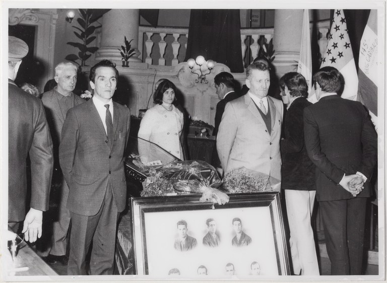 Gattatico-Reggio Emilia, 27-30 marzo 1970, Funerali di Alcide Cervi, camera ardente di Alcide nella Sala del Tricolore di Reggio Emilia, picchetto d'onore